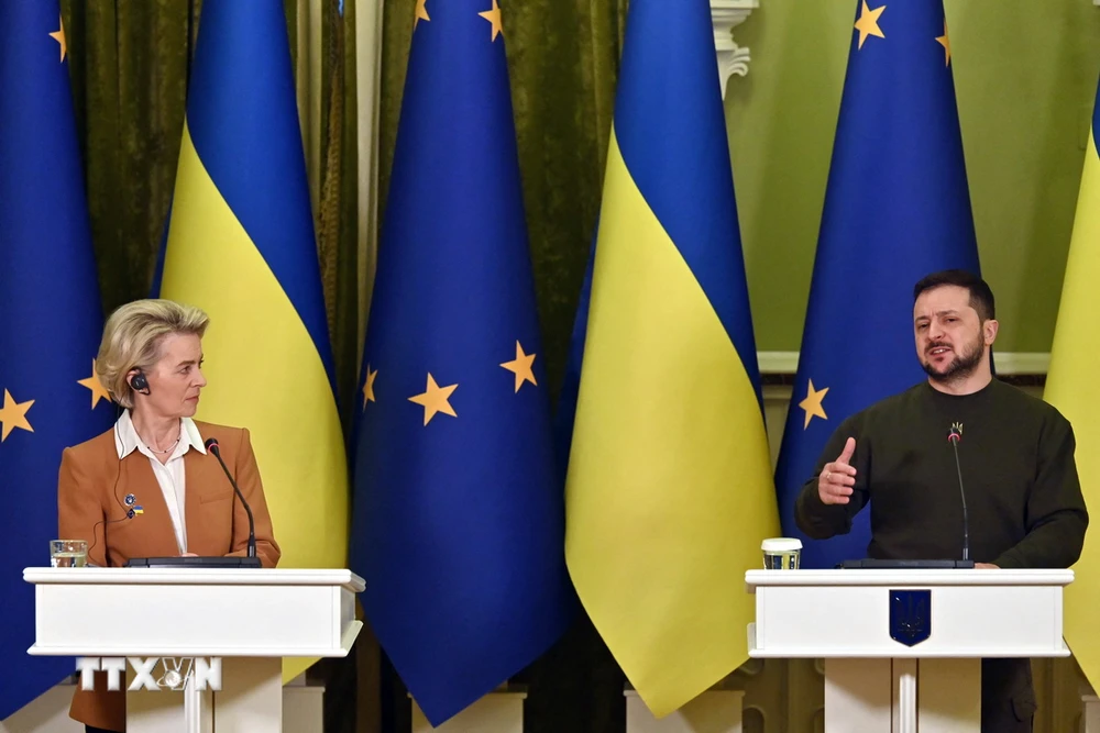 Chủ tịch Ủy ban châu Âu (EC), bà Ursula von der Leyen (trái) và Tổng thống Ukraine Volodymyr Zelensky (phải) tại cuộc họp báo chung ở Kiev, ngày 2/2/2023. (Ảnh: AFP/TTXVN)