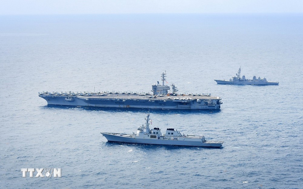 Tàu khu trục Seoae Ryu Seong-ryong của Hàn Quốc, tàu sân bay chạy bằng năng lượng hạt nhân USS Theodore Roosevelt của Mỹ và tàu khu trục Ariake của Nhật Bản tham gia cuộc tập trận chung ngoài khơi đảo Jeju, Hàn Quốc, ngày 11/4/2024. (Ảnh: Yonhap/TTXVN)