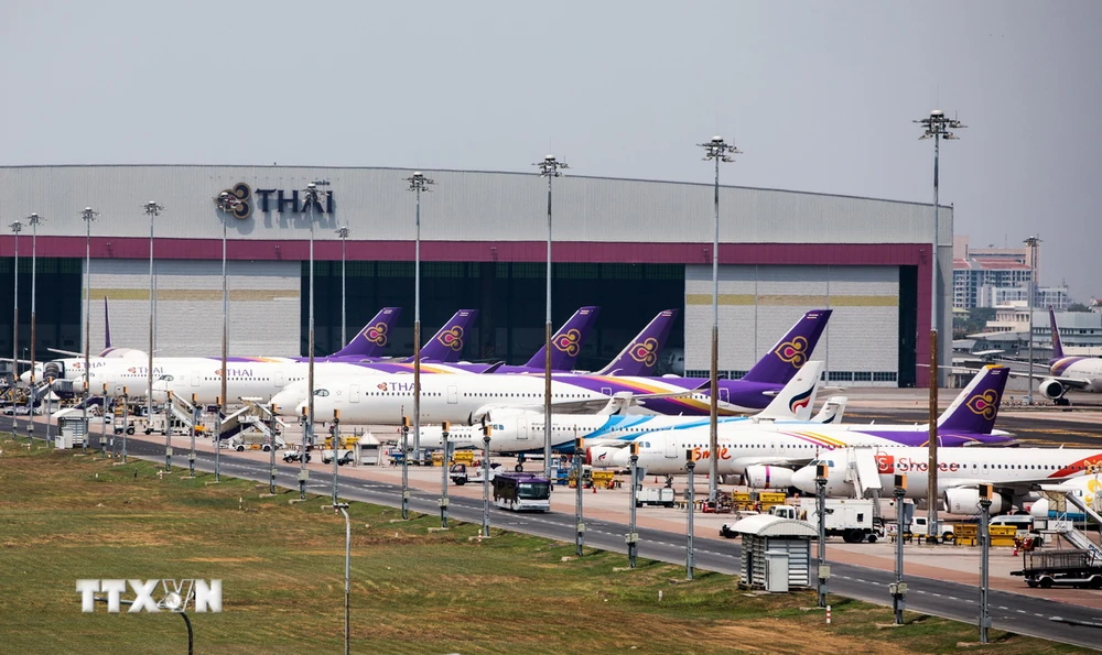 Máy bay của Thai Airways tại sân bay Suvarnabhumi ở Bangkok, Thái Lan. (Ảnh: AFP/TTXVN)