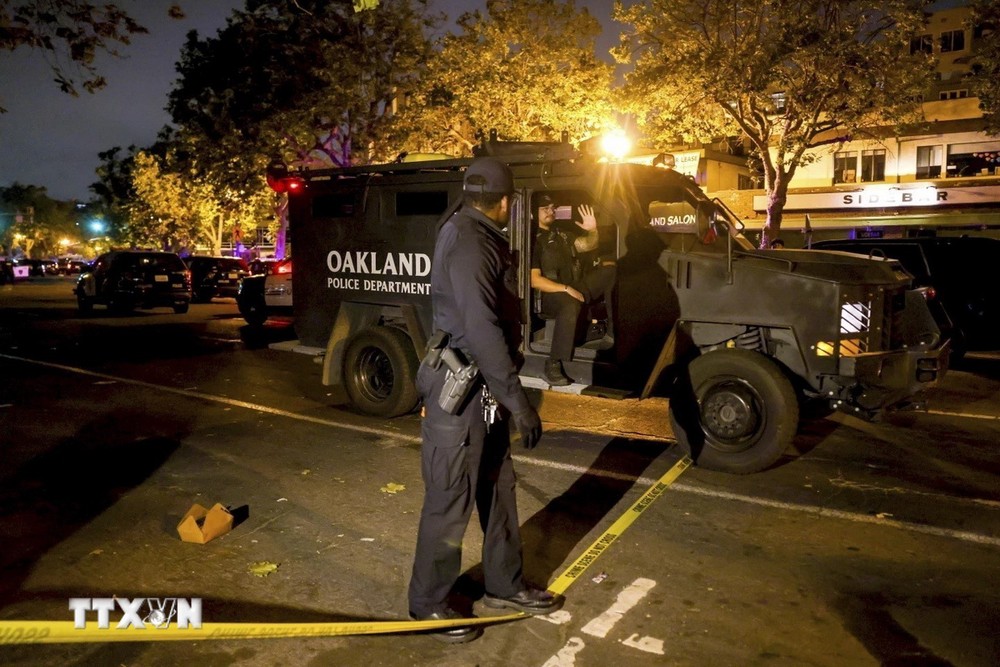 Cảnh sát phong tỏa hiện trường vụ nổ súng ở Oakland, bang California, Mỹ. (Ảnh: AP/TTXVN)