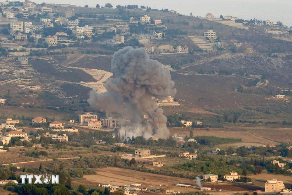 Khói bốc lên sau cuộc không kích của Israel tại Khiam, Liban, ngày 23/6. (Ảnh: THX/TTXVN)