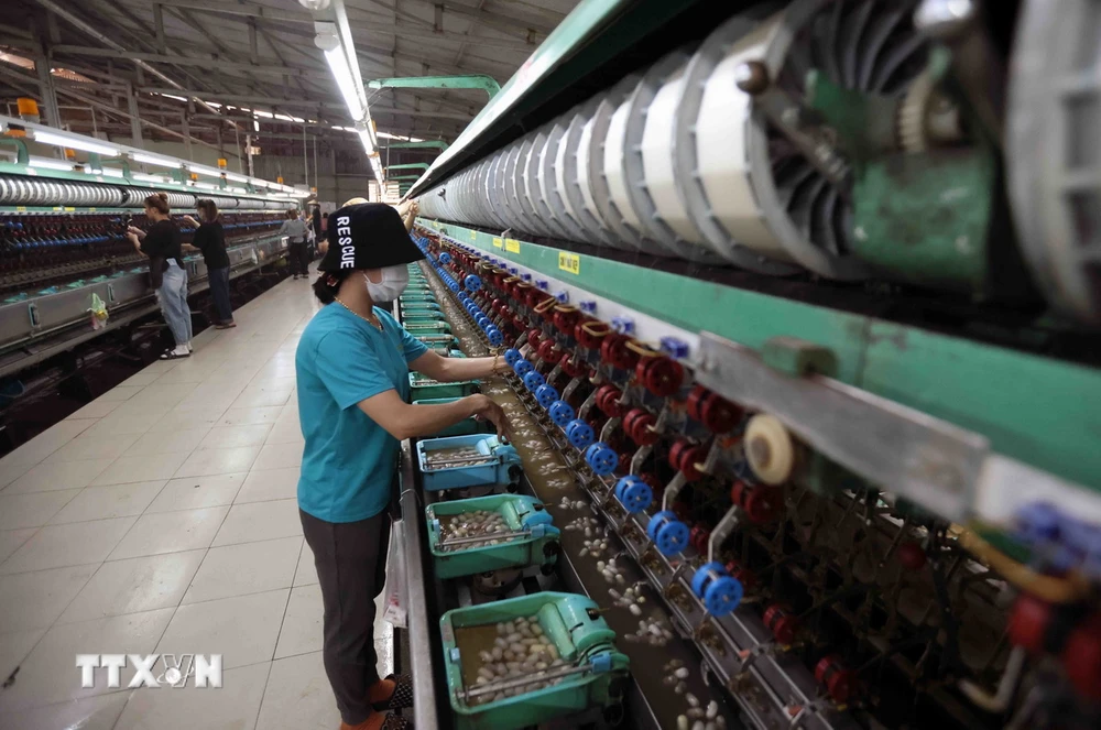 Dây chuyền kéo tơ ở nhà máy của Công ty TNHH HuaLong (huyện Lâm Hà, tỉnh Lâm Đồng). (Ảnh: Vũ Sinh/TTXVN)