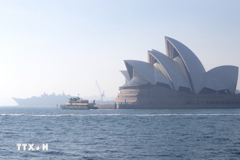 Khói mù bao trùm cầu cảng Sydney, Australia. (Ảnh: AFP/TTXVN)