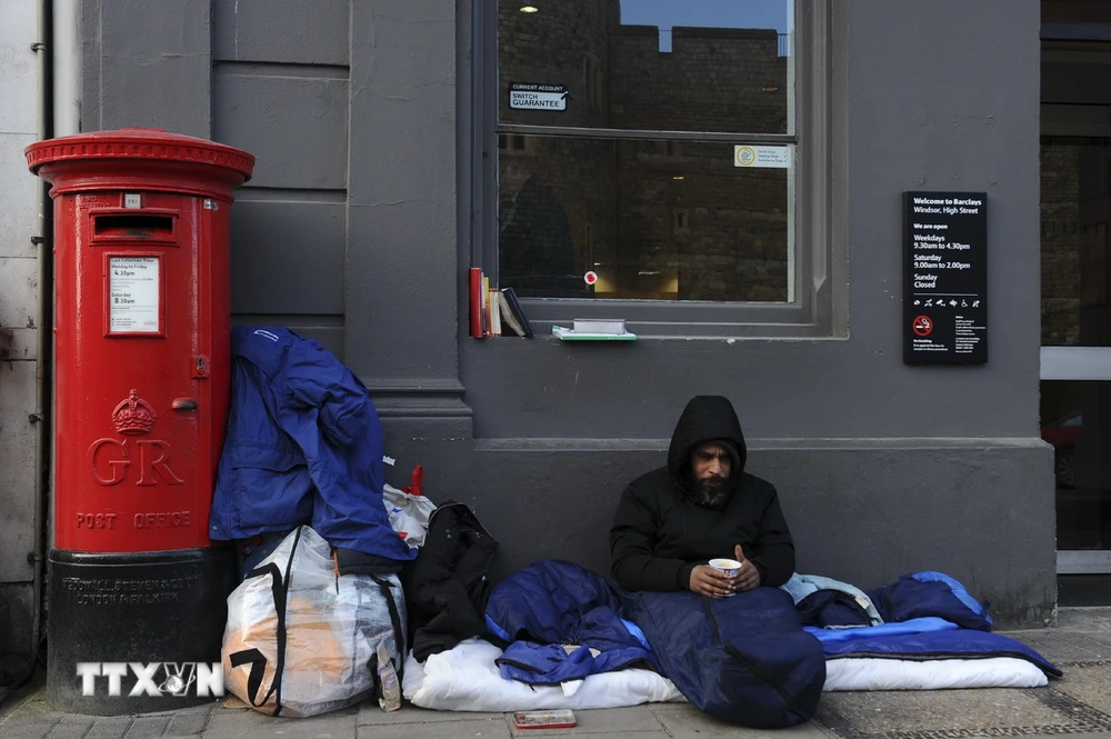 Người vô gia cư trên đường phố ở Windsor, phía tây thủ đô London, Anh. (Ảnh: AFP/ TTXVN)