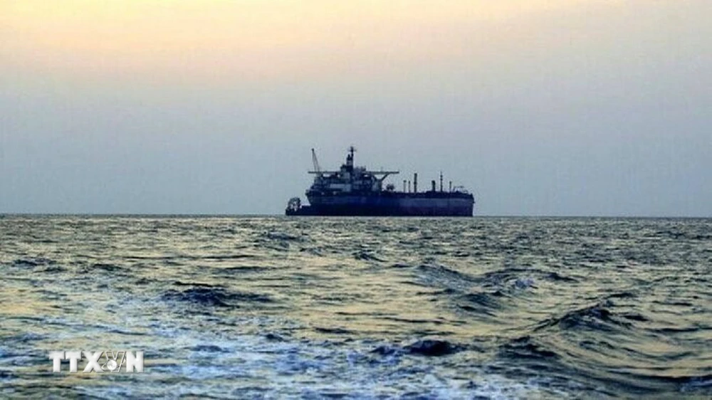 Con tàu bị lực lượng Houthi tấn công ở Vịnh Aden, Yemen. (Ảnh: IRNA/TTXVN)