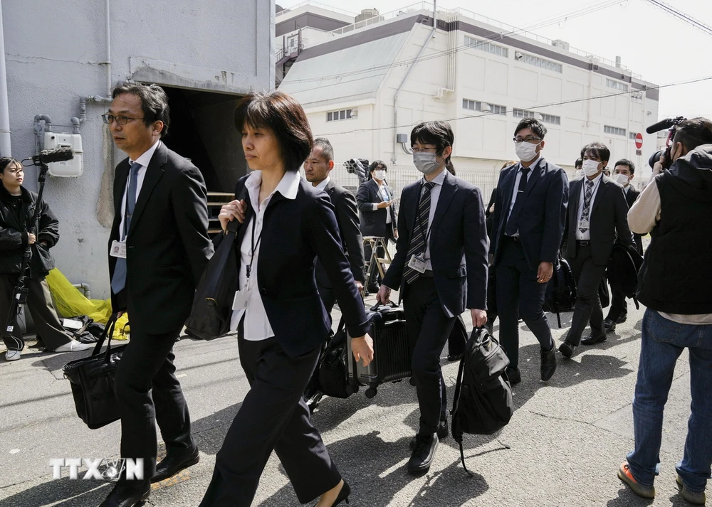 Nhân viên Bộ Y tế Nhật Bản kiểm tra nhà máy của Công ty dược phẩm Kobayashi ở Osaka ngày 30/3/2024. (Ảnh: Kyodo/TTXVN)