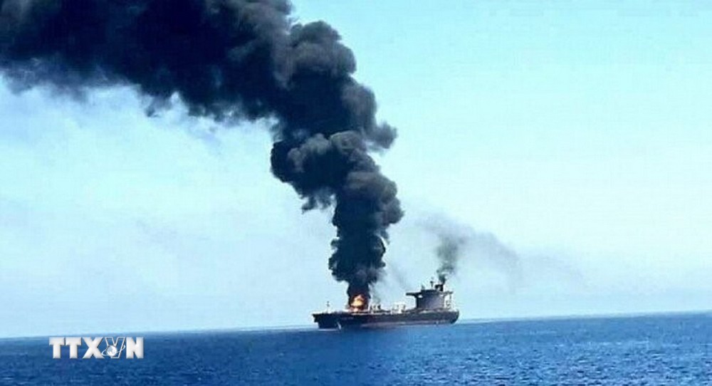 Con tàu bị lực lượng Houthi tấn công ngoài khơi. (Ảnh: IRNA/TTXVN)