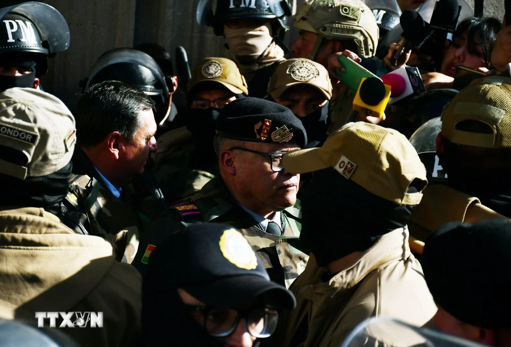 Tướng Juan Jose Zuniga (giữa) đe dọa chiếm Phủ Tổng thống khi di chuyển bằng xe bọc thép được yểm trợ bằng một đoàn xe quân sự hướng tới trung tâm thủ đô La Paz, Bolivia ngày 26/6/2024. (Ảnh: THX/TTXVN)