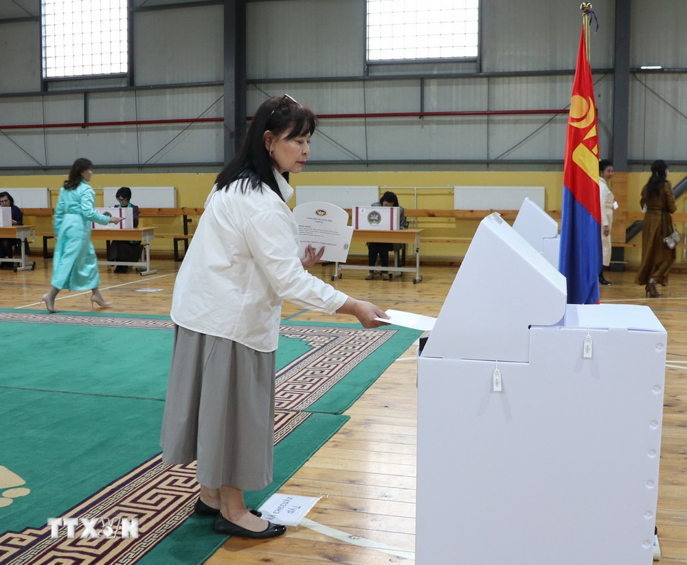 Cử tri bỏ phiếu bầu Quốc hội khóa mới tại Ulan Bator, Mông Cổ ngày 28/6. (Ảnh: THX/TTXVN)