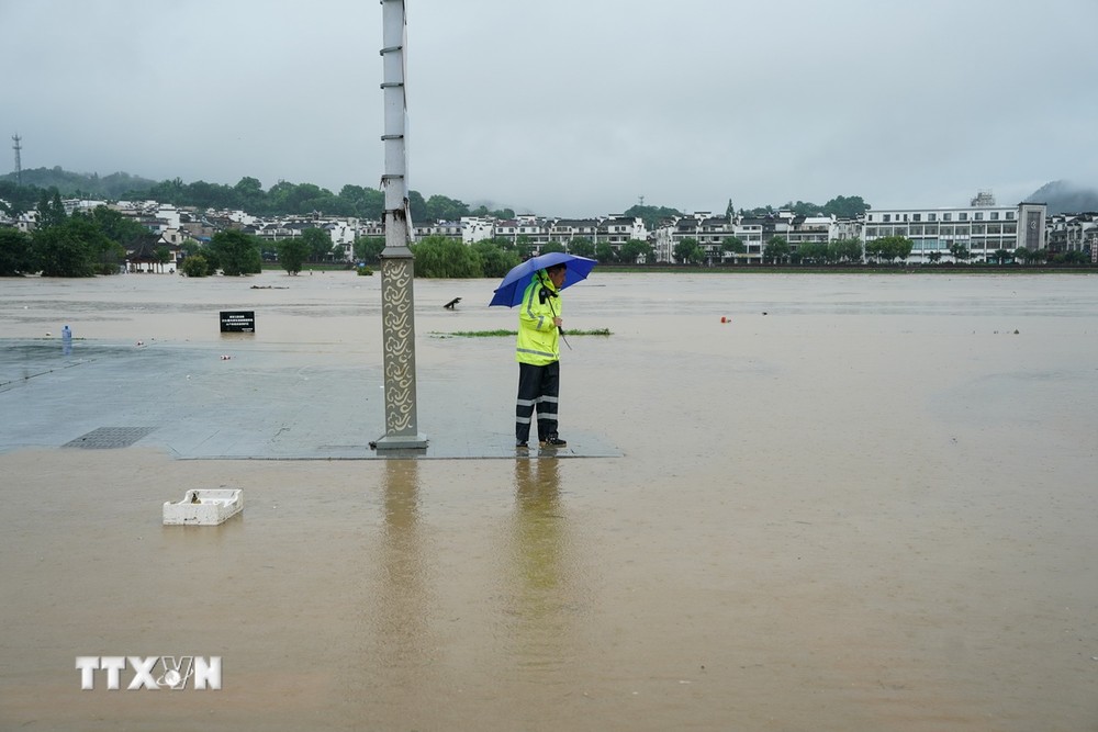 Cảnh ngập lụt sau những trận mưa lớn tại thành phố Hoàng Sơn, tỉnh An Huy, Trung Quốc. (Ảnh: THX/TTXVN)