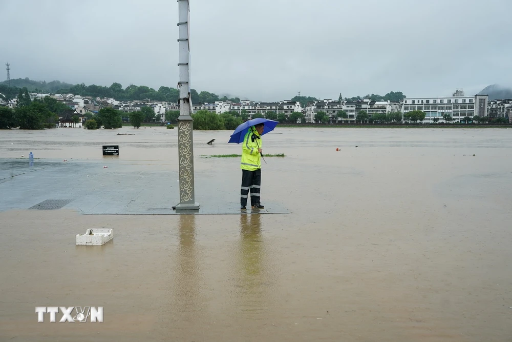 Cảnh ngập lụt sau những trận mưa lớn tại thành phố Hoàng Sơn, tỉnh An Huy, Trung Quốc. (Ảnh: THX/TTXVN)