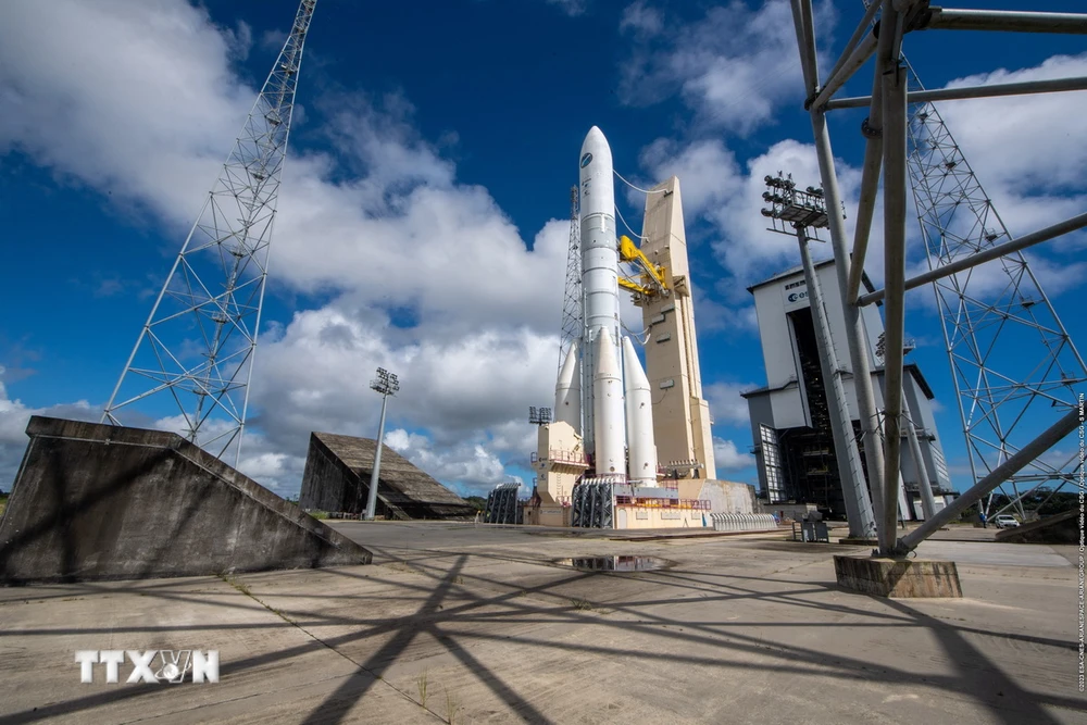 Tên lửa Ariane 6 được đặt vào bệ phóng tại sân bay vũ trụ châu Âu ở Kourou, Guiana (Pháp), ngày 22/6/2023. (Ảnh: AFP/TTXVN)