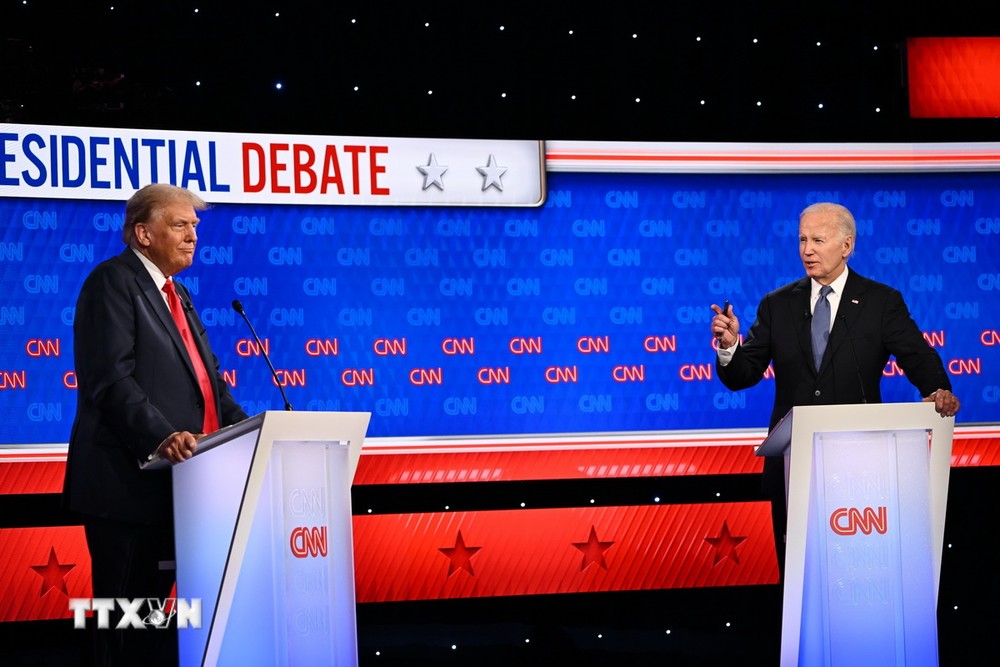 Tổng thống Mỹ Joe Biden (phải) và cựu Tổng thống Donald Trump trong cuộc tranh luận trực tiếp đầu tiên ở Atlanta, bang Georgia, ngày 27/6. (Ảnh: THX/TTXVN)