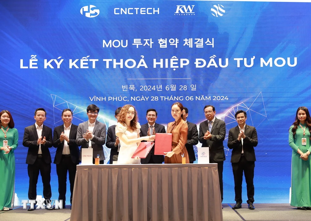 Ký kết biên bản ghi nhớ hợp tác và đầu tư giữa Tập đoàn CNCtech - Việt Nam với các nhà đầu tư Hàn Quốc. (Ảnh: Hoàng Hùng/TTXVN)