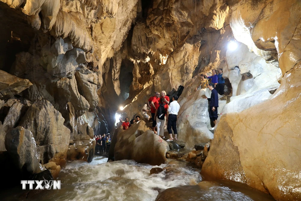 Đoàn chuyên gia UNESCO cùng lãnh đạo tỉnh, đại diện các sở, ban, ngành, địa phương tỉnh Lạng Sơn thực địa tại hang Keng Tao, Khu Du lịch sinh thái suối Mỏ Mắm, xã Chiến Thắng, huyện Bắc Sơn, tỉnh Lạng Sơn. (Ảnh: Văn Đạt/TTXVN)