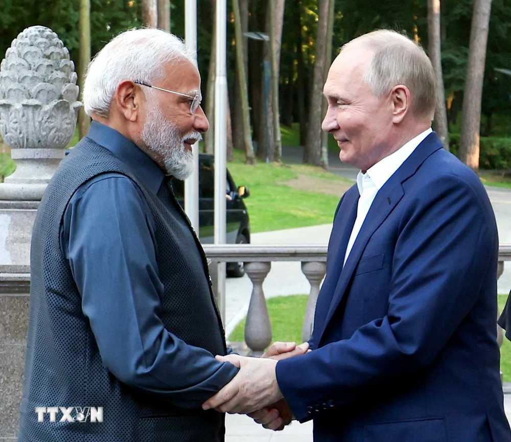 Thủ tướng Ấn Độ Narendra Modi (trái) và Tổng thống Nga Vladimir Putin tại cuộc gặp ở Moskva ngày 8/7. (Ảnh: ANI/TTXVN)