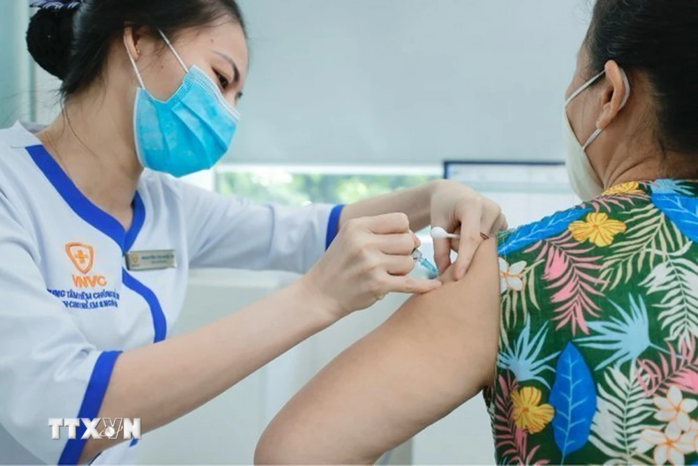 Nhân viên y tế tiêm vaccine phòng bệnh bạch hầu cho người dân. (Ảnh minh họa. Minh Quyết /TTXVN)