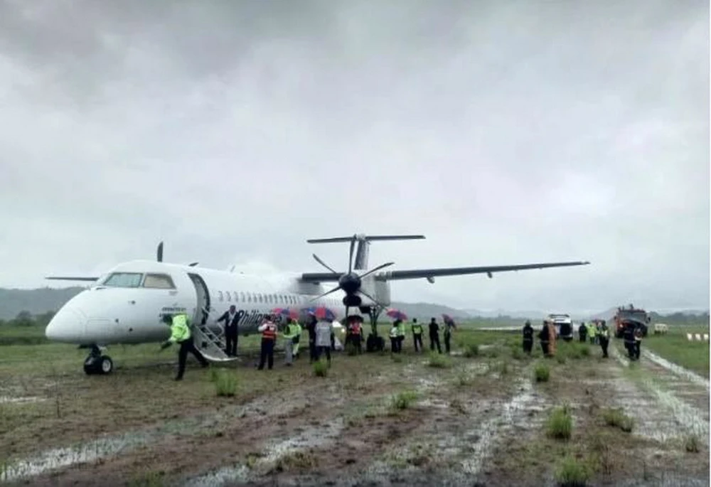 Máy bay dừng trên bãi cỏ phía ngoài đường băng bêtông. (Ảnh: rappler)