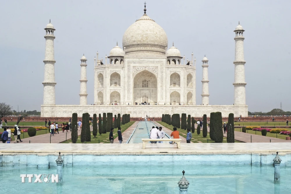 Khách du lịch thăm đền Taj Mahal ở Agra, Ấn Độ. (Ảnh: AFP/ TTXVN)