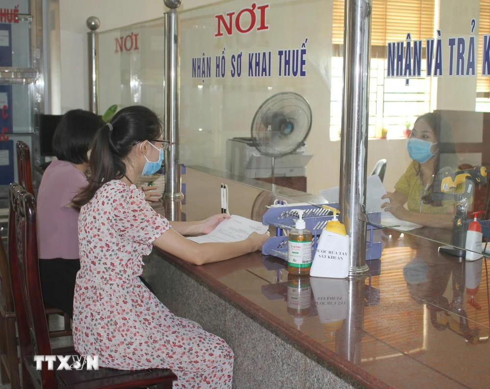 Làm thủ tục nộp thuế. (Ảnh minh họa. Nguồn: TTXVN)