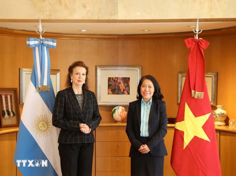 Đại sứ Việt Nam Ngô Minh Nguyệt và Bộ trưởng Ngoại giao Argentina Diana Mondino tại buổi làm việc. (Ảnh: Bộ Ngoại giao Argentina/TTXVN phát)