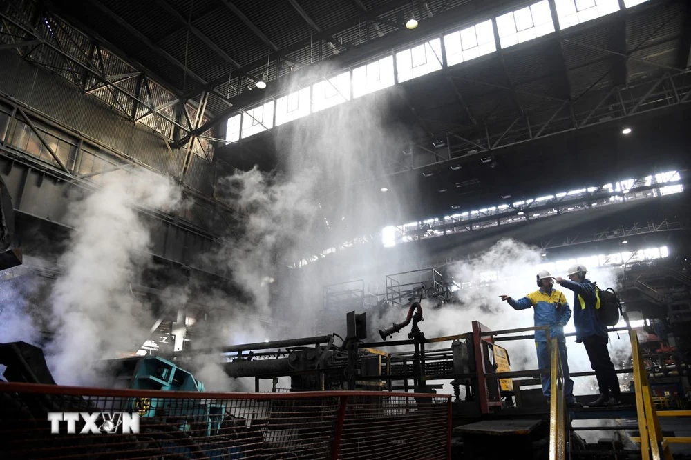 Công nhân làm việc tại một nhà máy sản xuất thép ở Port Talbot, Wales, Anh. (Ảnh: AFP/TTXVN)