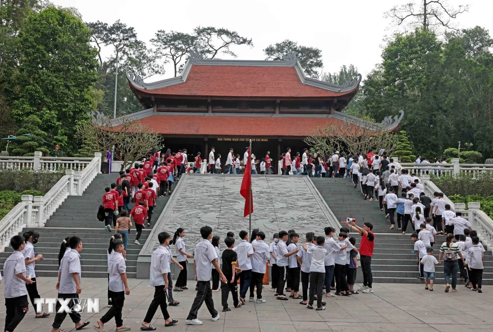 Học sinh Thủ đô Hà Nội và các tỉnh lân cận trước nhà tưởng niệm Chủ tịch Hồ Chí Minh trong khu di tích K9 Đá Chông (Ba Vì, Hà Nội). (Ảnh: Trần Việt/TTXVN)