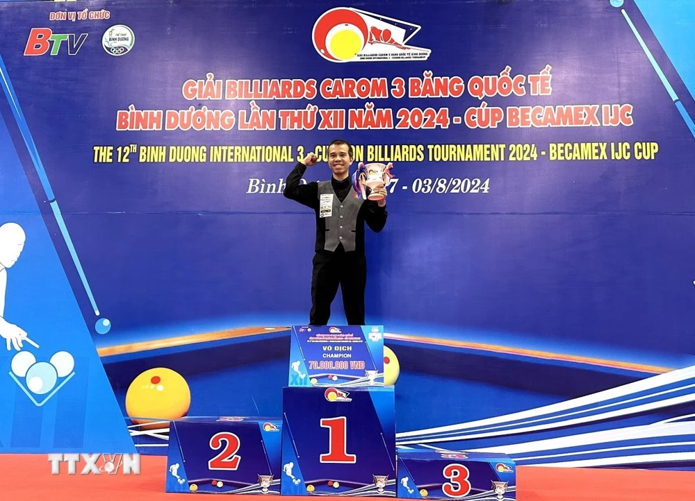 Trần Quyết Chiến lên bục nhận Cup nhà vô địch Giải Billiards Carom 3 băng Quốc tế Bình Dương lần thứ 12 năm 2024. (Ảnh: TTXVN phát)