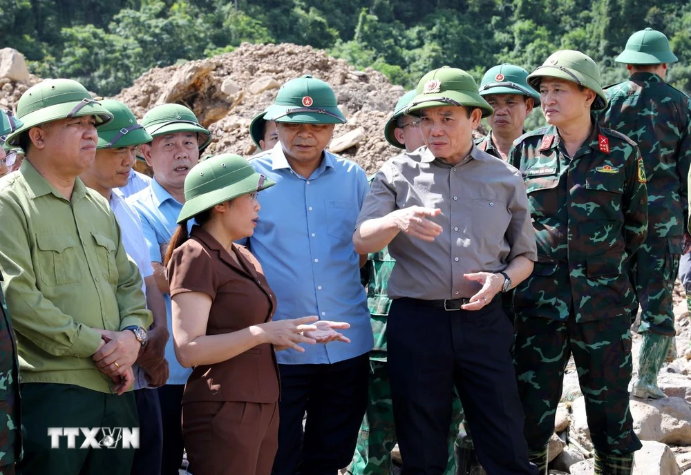 Phó Thủ tướng Trần Lưu Quang cùng đoàn công tác kiểm tra công tác khắc phục hậu quả lũ quét tại bản Lĩnh, xã Mường Pồn, huyện Điện Biên, tỉnh Điện Biên. (Ảnh: Trung Kiên/TTXVN)