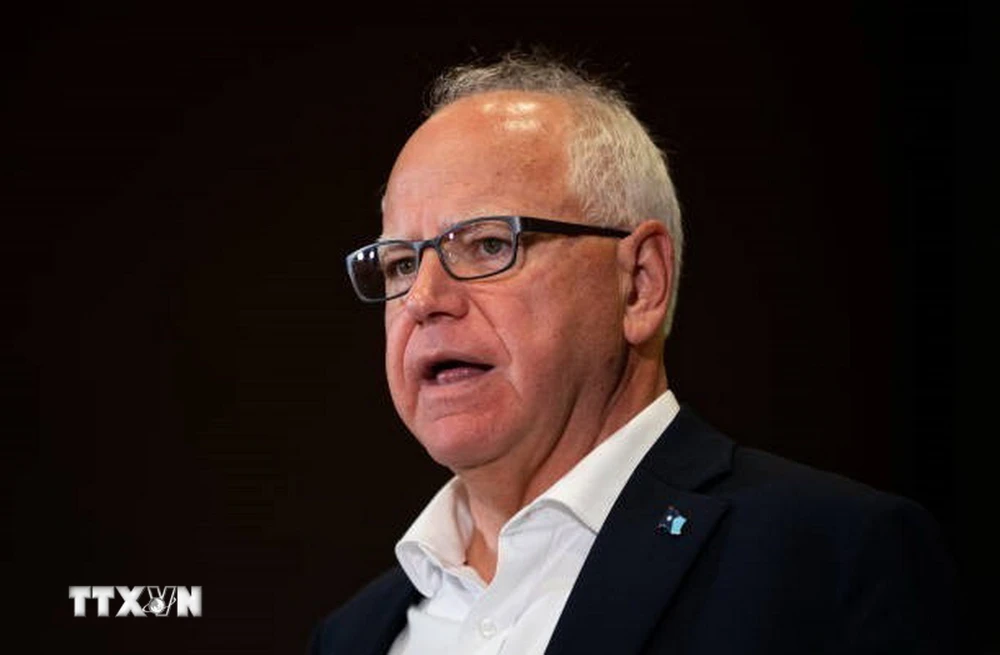 Ông Tim Walz, Thống đốc bang Minnesota, phát biểu trong cuộc họp báo ở thành phố Bloomington ngày 1/8/2024. (Ảnh: Getty Images/TTXVN)