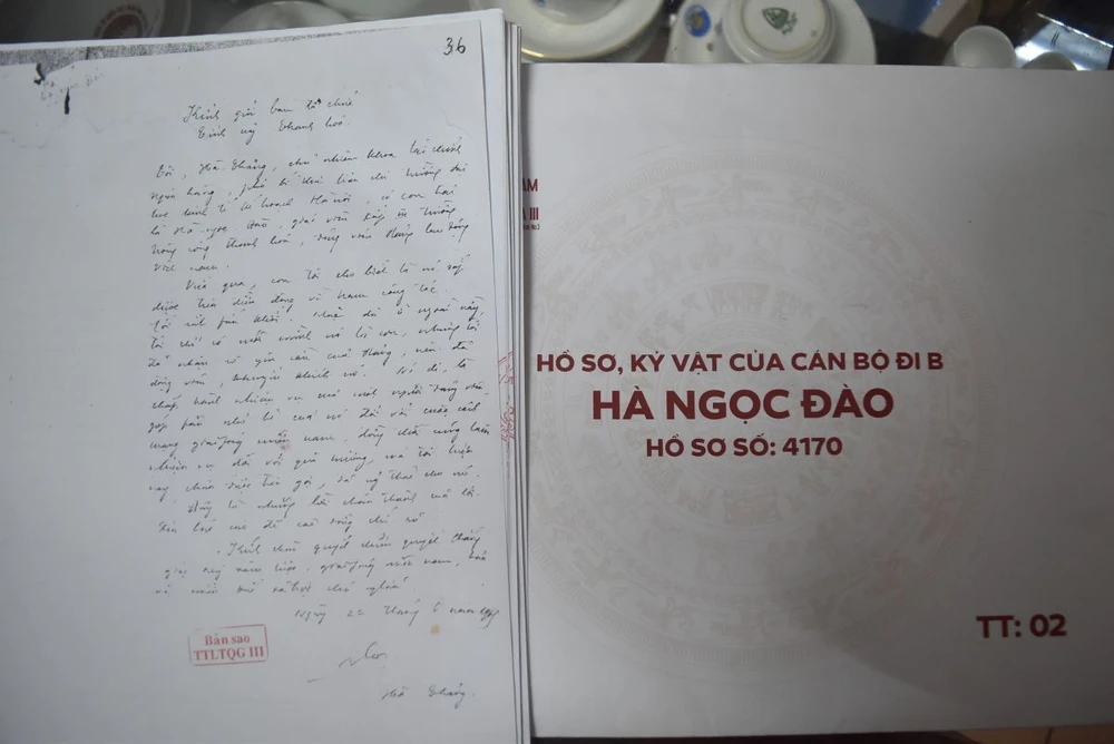 Hồ sơ, kỷ vật được Trung tâm Lưu trữ Quốc gia 3 gìn giữ nhiều năm và trao lại cho nhà giáo "Đi B" Hà Ngọc Đào. (Ảnh: Nguyên Dung/TTXVN)