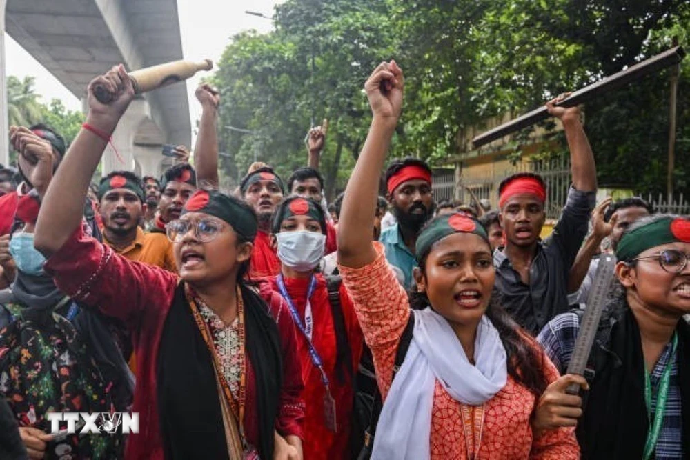 Biểu tình phản đối Chính phủ tại thủ đô Dhaka, Bangladesh ngày 4/8. (Ảnh: Getty Images/TTXVN)