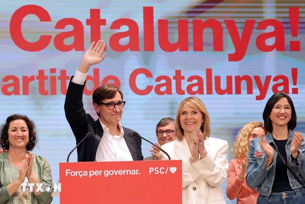 Ông Salvador Illa (giữa) phát biểu sau cuộc bầu cử vùng Catalonia, tại Barcelona ngày 12/5/2024. (Ảnh: AFP/TTXVN)