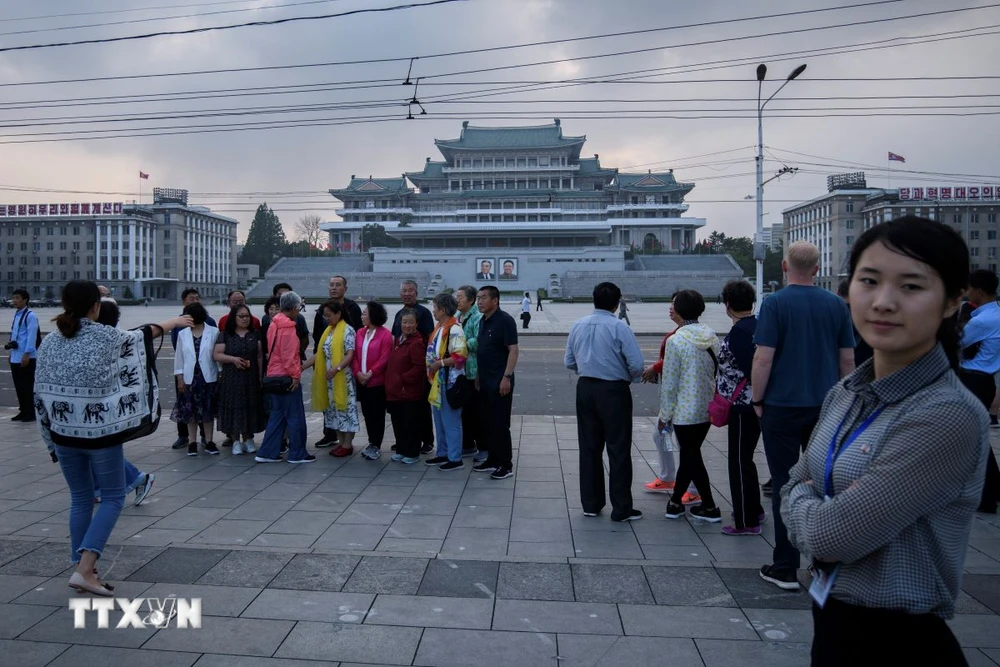 Khách du lịch tại Bình Nhưỡng, Triều Tiên. (Ảnh: AFP/TTXVN)