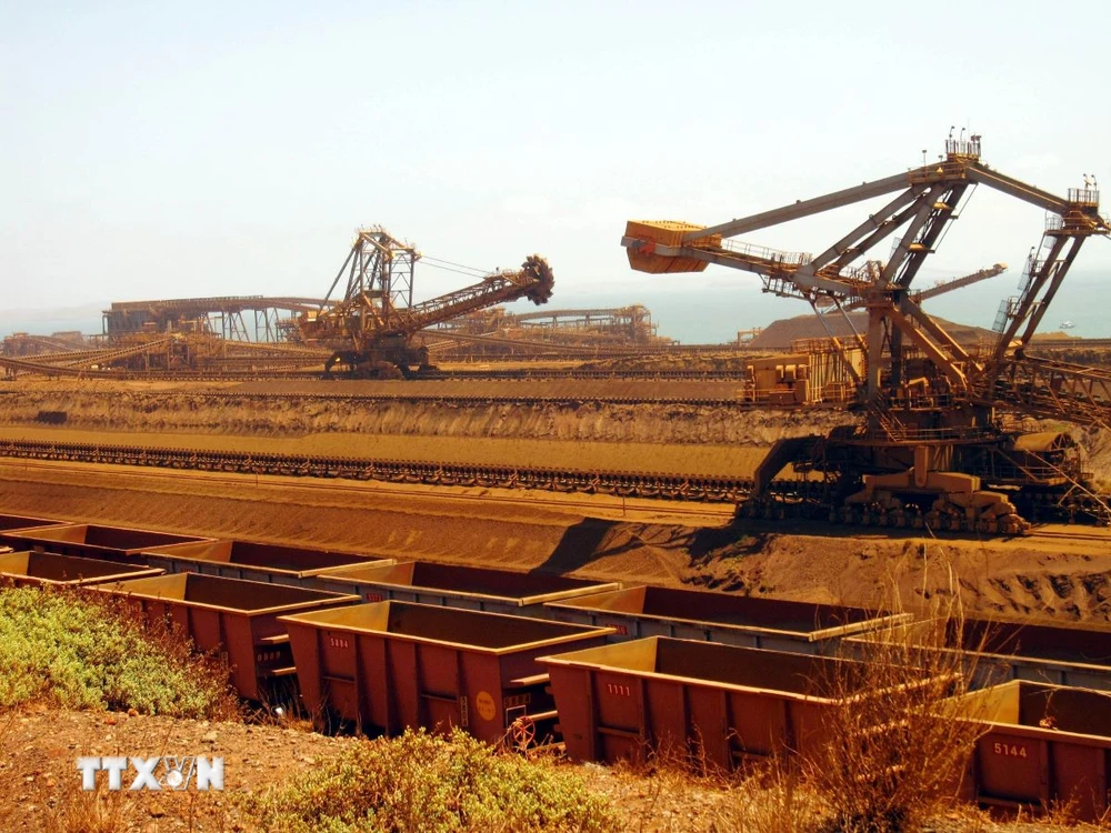 Vận chuyển quặng sắt tại khu cảng Rio Tinto, vùng Pilbara, miền Tây Australia. (Ảnh: AFP/TTXVN)