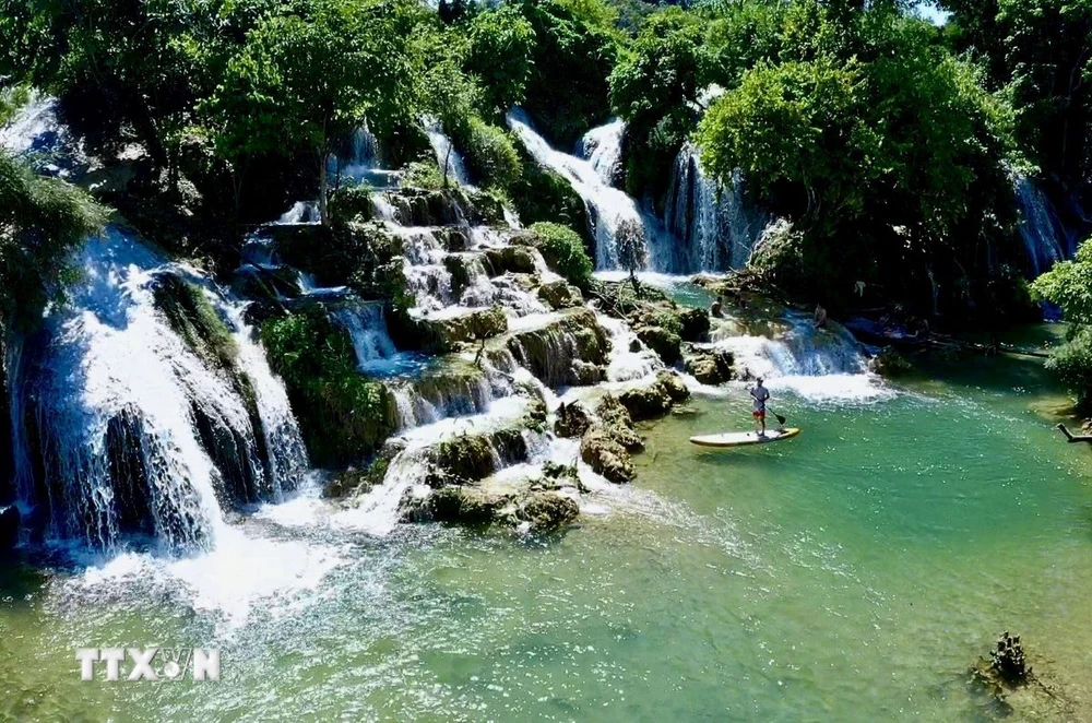 Trong khu vực Công viên địa chất toàn cầu non nước Cao Bằng được UNESCO công nhận có rất nhiều thắng cảnh đẹp, trong đó có thác nước Bản Sầm ở thị trấn Hòa Thuận, huyện Quảng Hòa. (Ảnh: TTXVN phát)