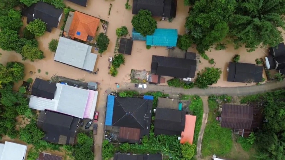 Lũ lụt ảnh hưởng đến hàng nghìn hộ gia đình. (Ảnh: Reuters)