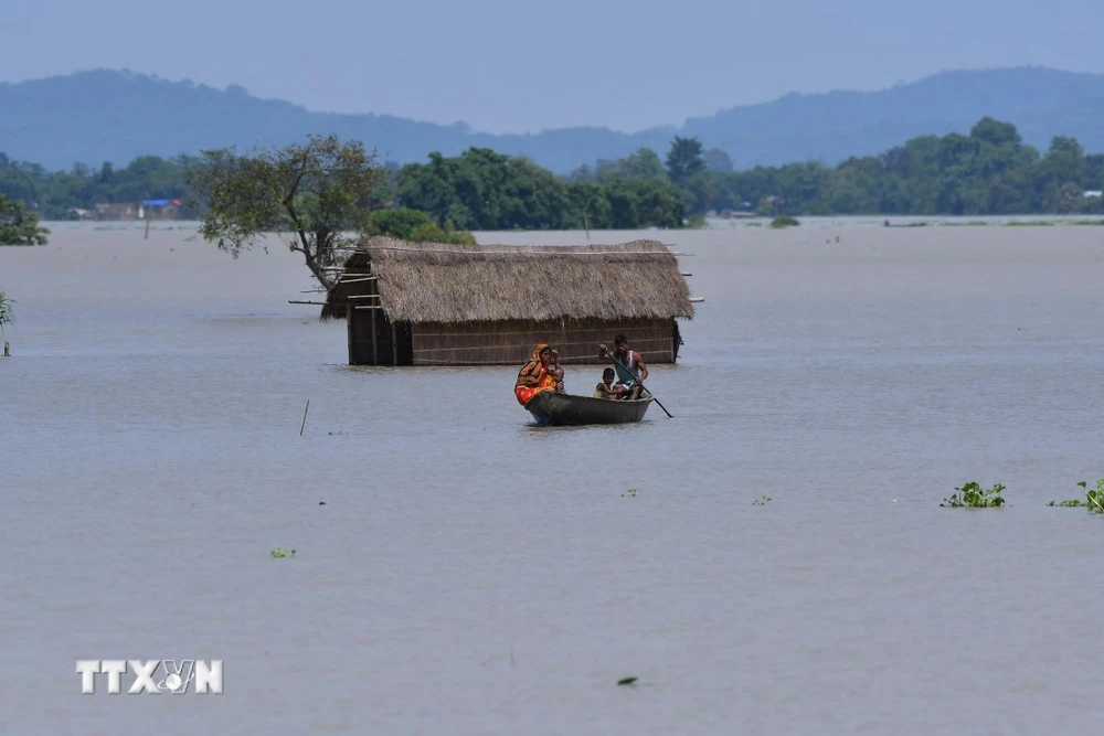 Ngập lụt tại huyện Morigaon, bang Assam, Ấn Độ. (Ảnh: THX/TTXVN)