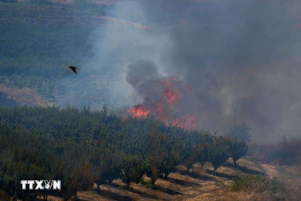 Khói lửa bốc lên sau cuộc tấn công của lực lượng Hezbollah tại Liban xuống miền Bắc Israel. (Ảnh: THX/TTXVN)