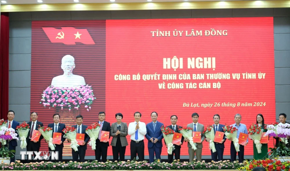 Lãnh đạo Tỉnh ủy, Ủy ban Nhân dân tỉnh Lâm Đồng tặng hoa chúc mừng 11 cán bộ được điều động, bổ nhiệm giữ chức vụ mới. (Ảnh: Nguyễn Dũng/TTXVN)