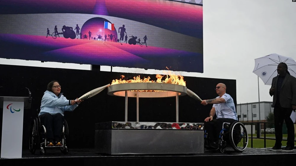 Quang cảnh một lễ rước đuốc tại Paralympic 2024. (Ảnh: AFP)