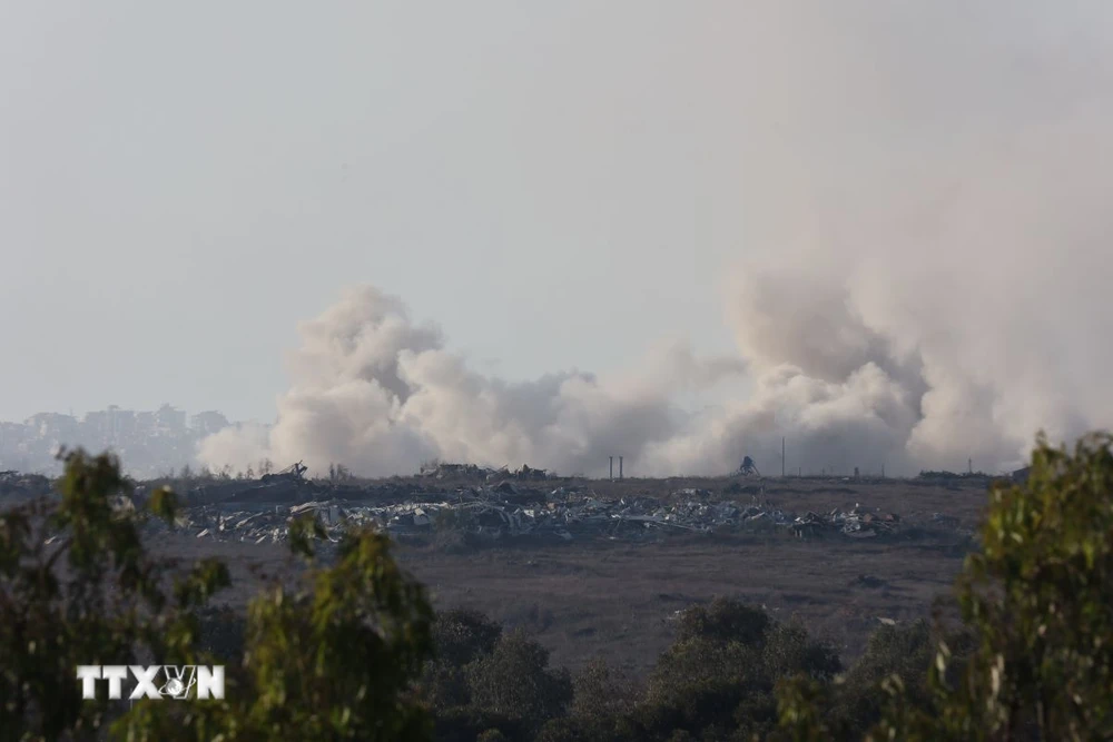 Khói bốc lên sau vụ tấn công của Israel tại Dải Gaza ngày 20/8. (Ảnh: THX/TTXVN)