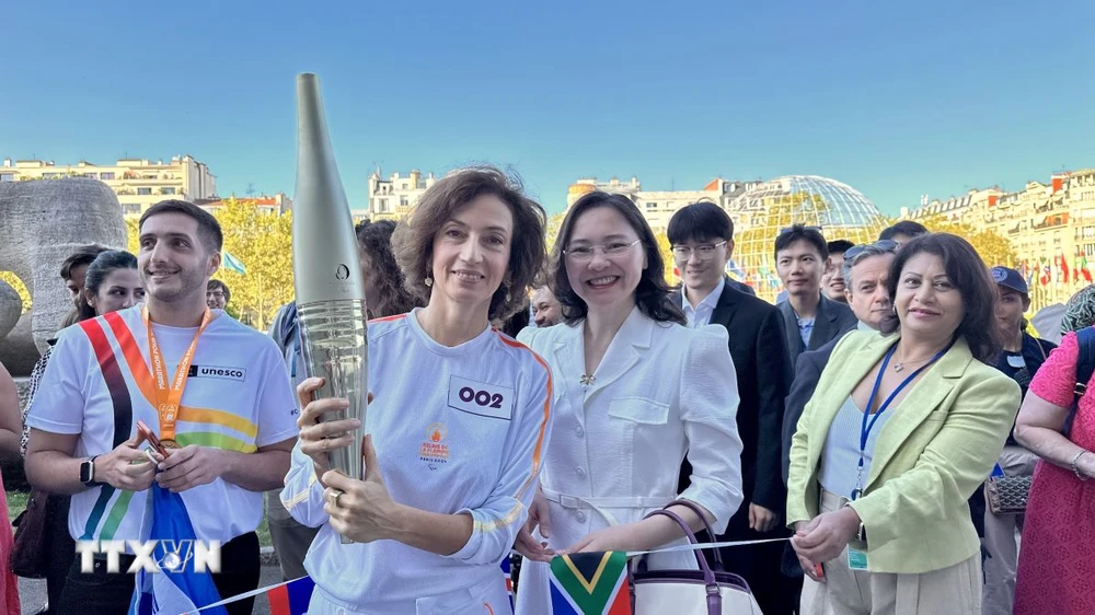 Tổng giám đốc UNESCO, bà Audrey Azoulay và Đại sứ Nguyễn Thị Vân Anh, đại diện thường trực của Việt Nam bên cạnh UNESCO trong buổi lễ đón đuốc Paralympic tại trụ sở UNESCO, sáng 28/8. (Ảnh: Thu Hà/TTXVN)