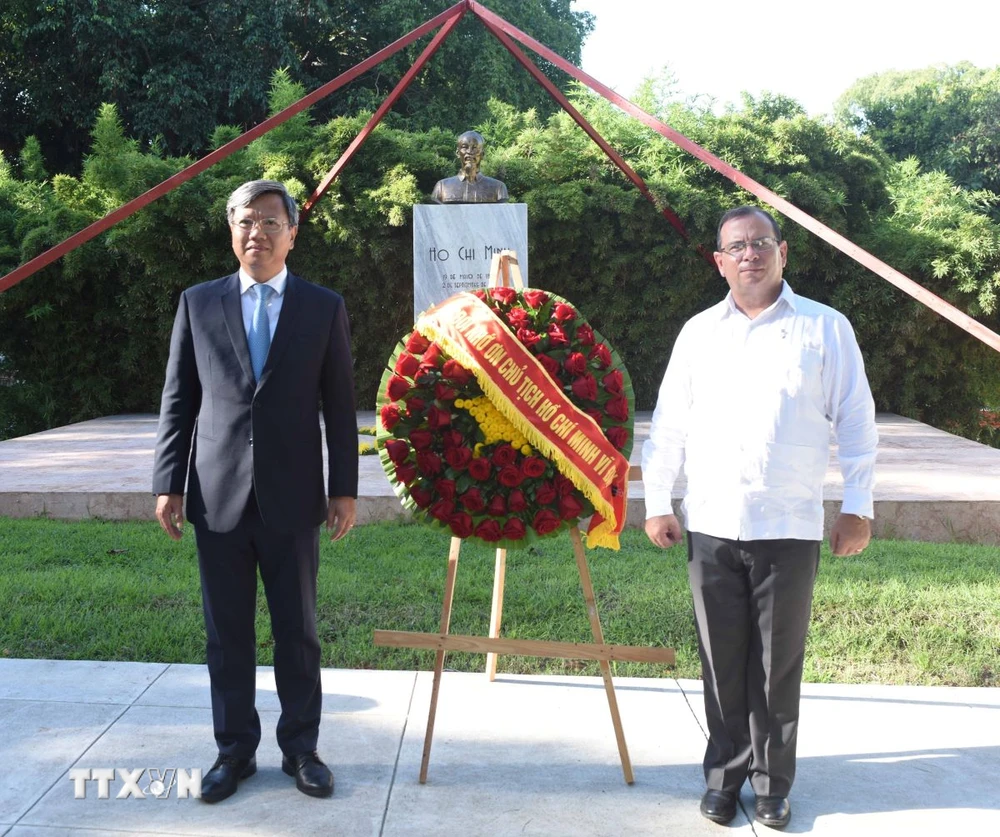 Đại sứ Lê Quang Long và Chủ tịch ICAP, Anh hùng Cuba Fernando González Llort. (Ảnh: Việt Hùng/TTXVN)