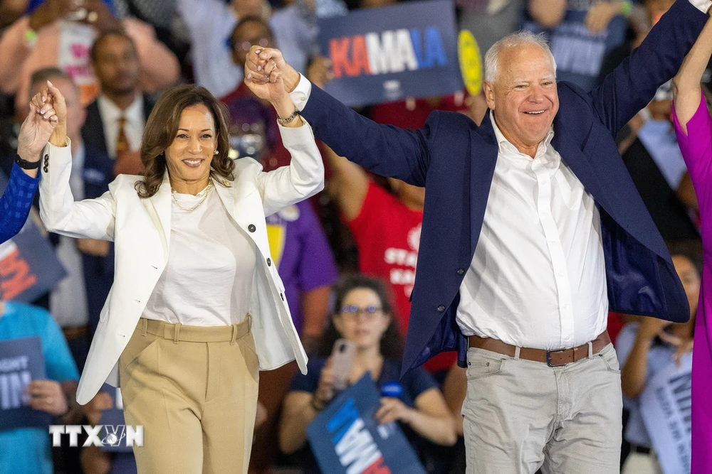 Phó Tổng thống Mỹ Kamala Harris (trái) và ứng viên liên danh tranh cử Tim Walz trong cuộc vận động bầu cử ở Detroit, bang Michigan, ngày 7/8/2024. (Ảnh: THX/TTXVN)