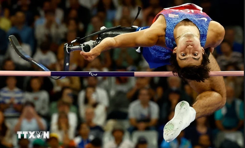 Vận động viên điền kinh người Mỹ Ezra Frech giành huy chương Vàng Paralympic 2024 môn nhảy cao hạng thương tật T63 ở Saint-Denis, Pháp. (Ảnh: Reuters/TTXVN)