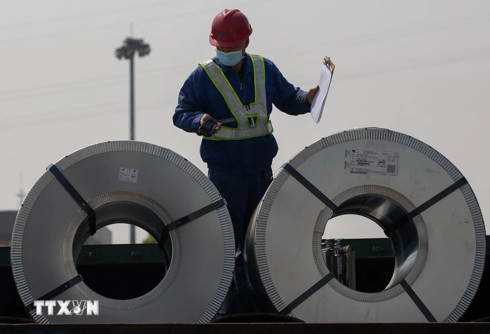 Công nhân kiểm tra các cuộn thép tại tỉnh Hồ Bắc, Trung Quốc. (Ảnh: AFP/TTXVN)