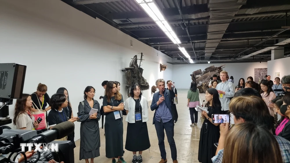 Nicolas Bourriaud - Giám đốc nghệ thuật của Triển lãm Gwangju Biennale lần thứ 15 trả lời câu hỏi của các phóng viên trong phòng trưng bày các tác phẩm nghệ thuật của triển lãm. (Ảnh: Đức Thắng/TTXVN)