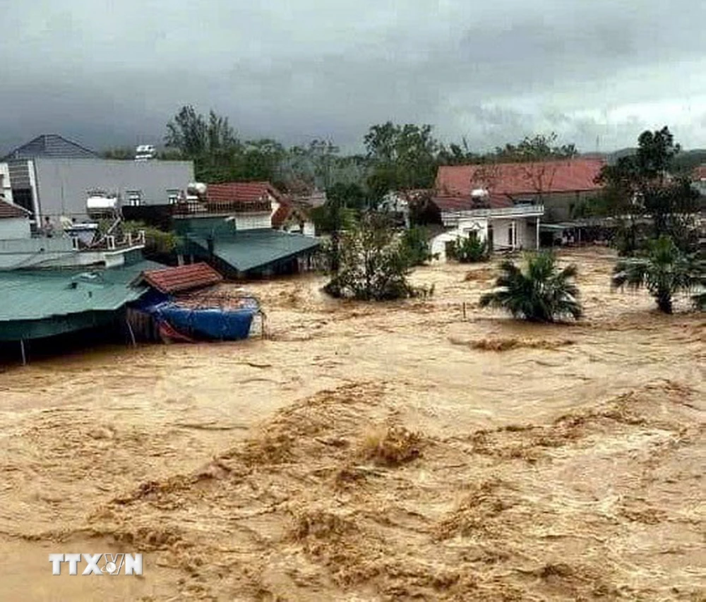 Lũ tràn công trình thuỷ lợi Hà Thanh, xã Đông Hải, huyện Tiên Yên, gây ngập lụt khu dân cư. (Ảnh: TTXVN phát)