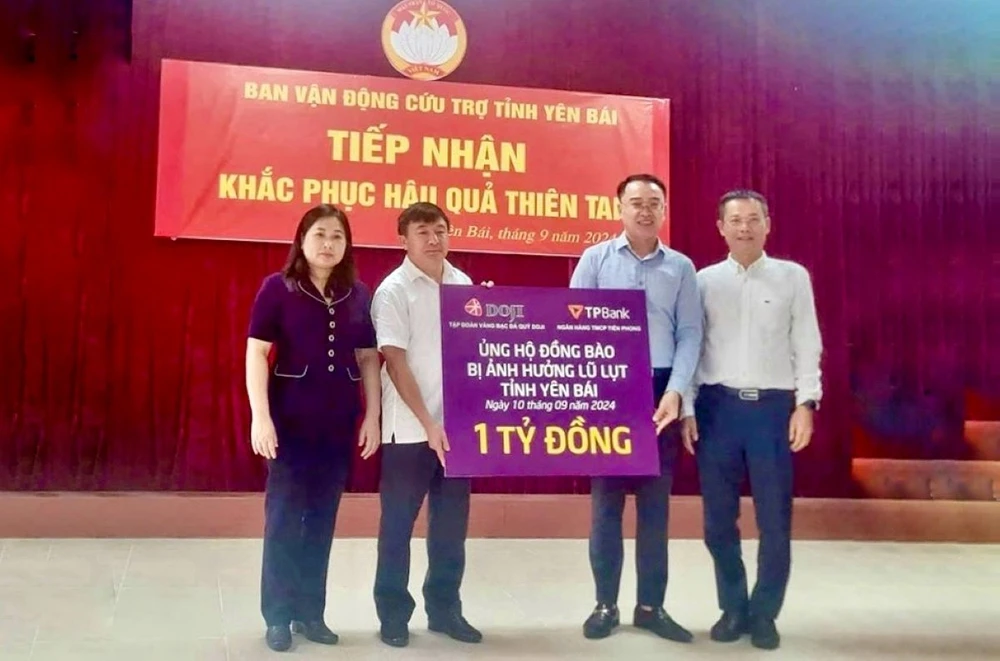 Đại diện TPBank cùng đại diện Công ty cổ phần Tập đoàn Vàng bạc đá quý DOJI trao ủng hộ 1 tỷ đồng tới bà Vũ Thị Hiền Hạnh - Phó Chủ tịch Ủy ban Nhân dân tỉnh Yên Bái và ông Giàng A Tông - Chủ tịch Ủy ban Mặt trận Tổ quốc Việt Nam tỉnh Yên Bái. (Ảnh: TPBank)